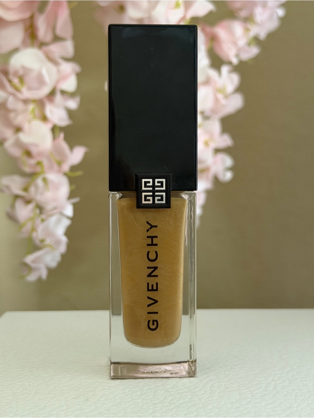 4-W307-Givenchy skin-Caring Glow Foundation - NWOB - Picture 2 of 3